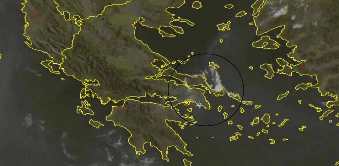 Δορυφόρος της NASA φωτογράφισε τον καπνό πάνω από την Εύβοια
